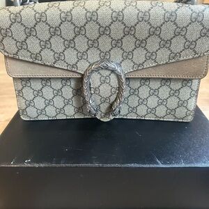 GUCCI Dionysus GG Medium Shoulder Bag